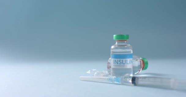Primer Plano Los Viales Insulina Jeringa Sobre Fondo Azul Con — Vídeos de Stock
