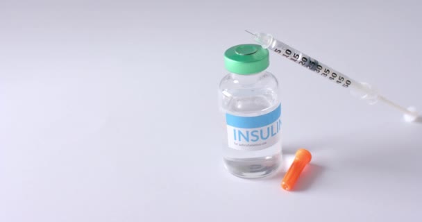 Großaufnahme Von Insulinflasche Und Spritze Auf Grauem Hintergrund Mit Kopierraum — Stockvideo