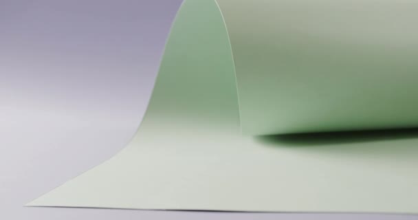 Detailní Záběr Světle Zeleného Svinutého Papíru Modrém Pozadí Kopírovacím Prostorem — Stock video