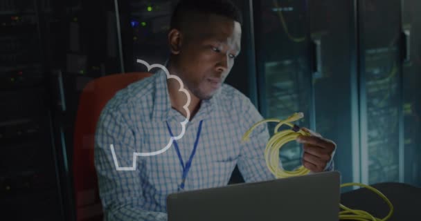 Animering Text Ikoner Och Afrikansk Amerikan Det Ingenjör Och Datorservrar — Stockvideo