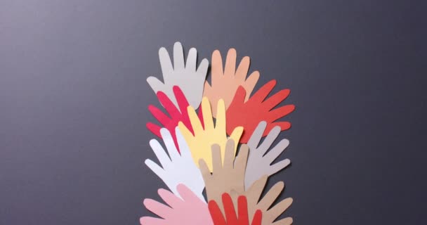 Zamknij Ręce Razem Wykonane Kolorowego Papieru Szarym Tle Miejsca Kopiowania — Wideo stockowe