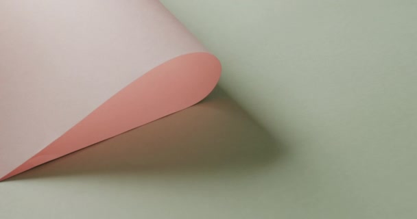 Закрыть Розовой Рулонной Бумагой Бледно Зеленом Фоне Пространством Копирования Замедленном — стоковое видео