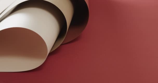 Detailní Záběr Tří Odstínů Hnědé Svinuté Papíry Červeném Pozadí Kopírovacím — Stock video