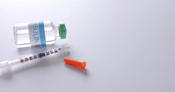 Zárja Inzulin Injekciós Üveget Fehér Hátterű Fecskendőt Fénymásoló Felülettel Lassítva — Stock videók
