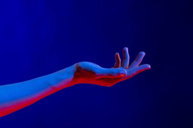 Stüdyoda el ele tutuştuk ve mavi ışıkta fotokopi çektik. Sanal gerçeklik ve dijital arayüz teknolojisi.