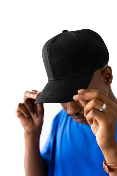 Afroamerikansk Man Bär Blå Shirt Och Svart Mössa Med Kopieringsutrymme — Stockfoto