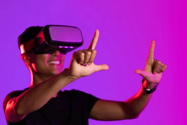 Счастливый Мужчина Гарнитурой Студии Фиолетовым Светом Пространством Копирования Виртуальная Реальность — стоковое фото