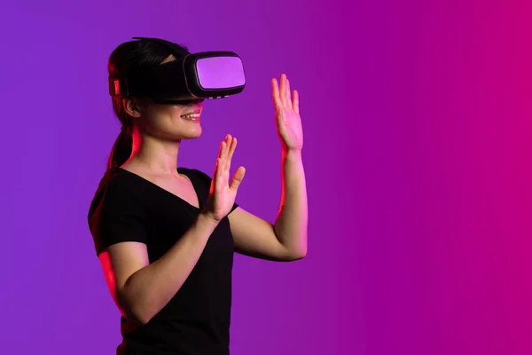 紫の光とコピースペースのスタジオでVrヘッドセットを使用して幸せなアジアの女性 仮想現実とデジタルインターフェース技術 — ストック写真