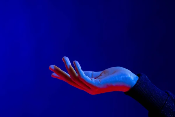 Εκτεθειμένο Χέρι Στούντιο Μπλε Φως Χώρο Αντιγραφής Εικονική Πραγματικότητα Και — Φωτογραφία Αρχείου