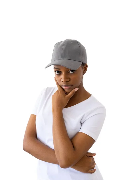 Afro Amerikaanse Vrouw Met Wit Shirt Grijze Pet Met Kopieerruimte — Stockfoto