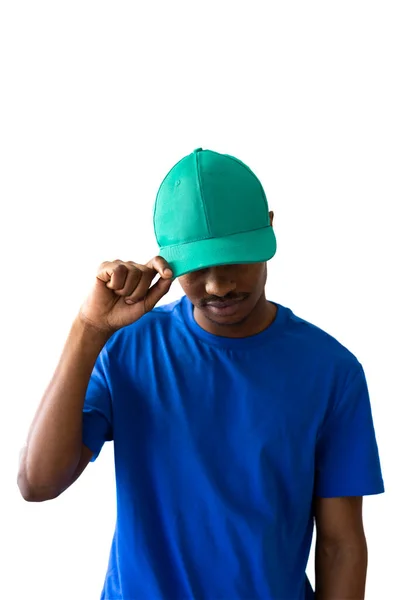 白い背景にコピースペースのある青いTシャツと緑のキャップを着たアフリカ系アメリカ人男性 ファッション スタイル デザイン — ストック写真
