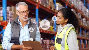 Çeşitli iş arkadaşlarının depoda envanter tartışmaları üzerine bağlantılı simgelerin canlandırılması. Dijital bileşik, çoklu pozlama, iletişim, planlama, takım çalışması ve dağıtım kavramı.