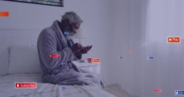 Akıllı telefon kullanan yaşlı Afro-Amerikan bir adamın medya simgelerinin canlandırılması. Sosyal medya ve dijital arayüz konsepti dijital olarak oluşturulmuş video.