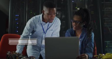 Çeşitli bilgisayar sunucuları tarafından tasarlanan konuşma baloncuklarının animasyonu. Yapay zeka, dijital arayüz, hesaplama ve veri işleme kavramı dijital olarak oluşturuldu.