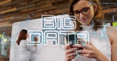 Çeşitli iş arkadaşlarının cep telefonu ve beyaz tahtaya yazı yazarak büyük veri metinlerinin animasyonu. Dijital bileşik, çoklu pozlama, navigasyon deseni, iş, soyut ve teknoloji kavramı.