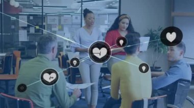 Ofiste fikir paylaşan farklı iş arkadaşlarının çizgileriyle bağlantılı simgelerin canlandırılması. Dijital bileşik, çoklu pozlama, iletişim, iş, planlama, takım çalışması ve teknoloji kavramı.