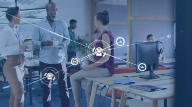 Çizgilerle bağlantılı simgelerin canlandırılması, çeşitli iş arkadaşlarının ofiste çay molasında düşüncelerini paylaşması. Dijital bileşik, çoklu pozlama, iletişim, iş, içecek, takım çalışması ve teknoloji.