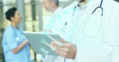 Tablet kullanan beyaz erkek doktorun üzerindeki DNA ipliklerinin animasyonu. Küresel tıp ve dijital arayüz kavramı dijital olarak oluşturulmuş video.