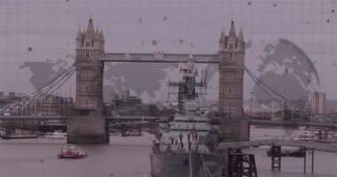 Londra şehir haritası üzerinde dünya haritası, küre ve veri işleme animasyonu. Küresel iş, finans, hesaplama ve veri işleme kavramı dijital olarak oluşturulmuş video.