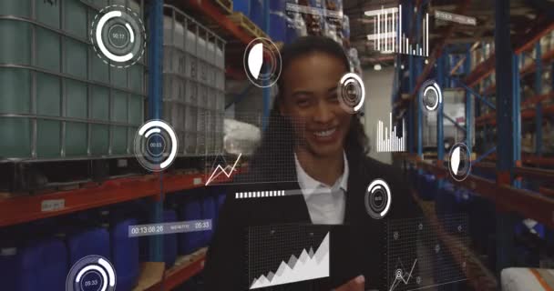 Animace Nakládacích Tyčí Grafů Přes Usmívající Biracial Female Manager Továrně — Stock video