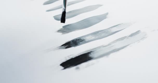 Primo Piano Pennello Strisce Pittura Con Vernice Nera Sfondo Bianco — Video Stock