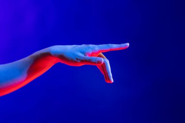 Stüdyoda, fotokopi alanı olan mavi ışıkla gösterilen el işaretleri. Sanal gerçeklik ve dijital arayüz teknolojisi.