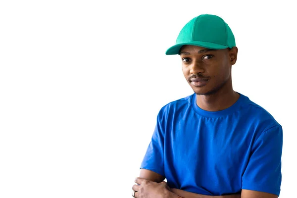 Afrykański Amerykanin Niebieskiej Koszulce Zielonej Czapce Miejscem Ksero Białym Tle — Zdjęcie stockowe
