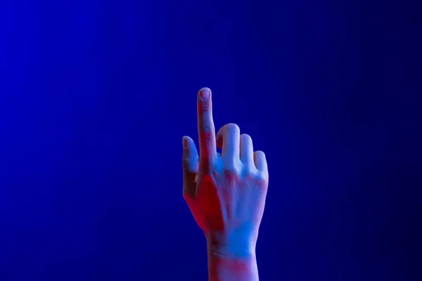 Mano Expuesta Señalando Dedo Estudio Con Luz Azul Con Espacio —  Fotos de Stock