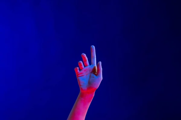 コピースペースのある青い光のスタジオで露出した手を指差す指 仮想現実とデジタルインターフェース技術 — ストック写真