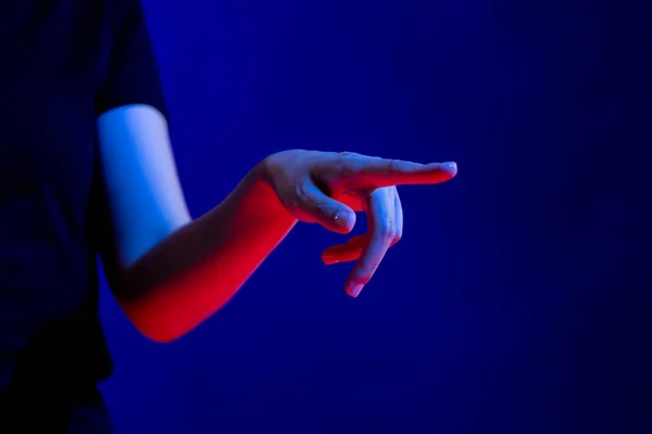 Mão Exposta Apontando Dedo Estúdio Com Luz Azul Com Espaço — Fotografia de Stock