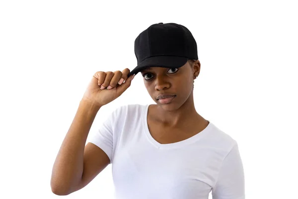 Afrikansk Amerikansk Kvinna Bär Vit Shirt Och Svart Mössa Med — Stockfoto