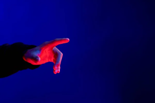 Ασιάτης Που Δείχνει Δάχτυλο Στο Στούντιο Μπλε Φως Χώρο Αντιγραφής — Φωτογραφία Αρχείου