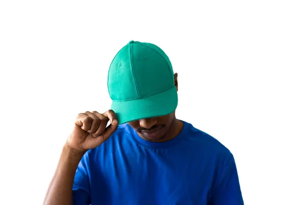 Afroamerikansk Man Bär Blå Shirt Och Grön Mössa Med Kopieringsutrymme — Stockfoto