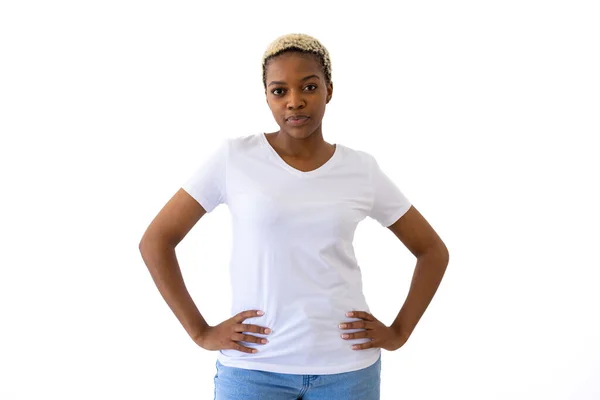 Portret Van Een Afrikaans Amerikaanse Vrouw Met Een Wit Shirt — Stockfoto