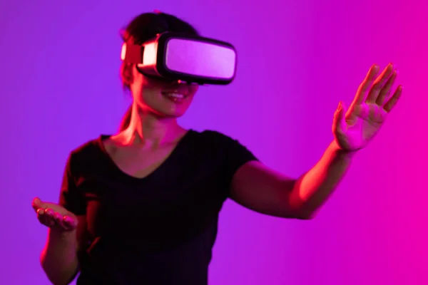 紫の光とコピースペースのスタジオでVrヘッドセットを使用して幸せなアジアの女性 仮想現実とデジタルインターフェース技術 — ストック写真