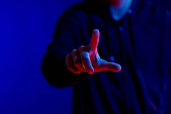 Hombre Asiático Señalando Con Dedo Estudio Con Luz Azul Con —  Fotos de Stock