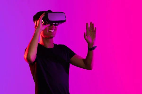 Счастливый Мужчина Гарнитурой Студии Фиолетовым Светом Пространством Копирования Виртуальная Реальность — стоковое фото
