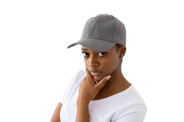 Afrikansk Amerikansk Kvinna Bär Vit Shirt Och Grå Mössa Med — Stockfoto