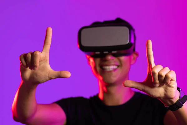 Портрет Счастливого Мужчины Гарнитурой Студии Фиолетовым Светом Виртуальная Реальность Технологии — стоковое фото