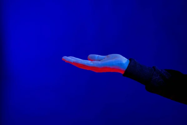 Mão Exposta Estúdio Com Luz Azul Com Espaço Cópia Realidade — Fotografia de Stock
