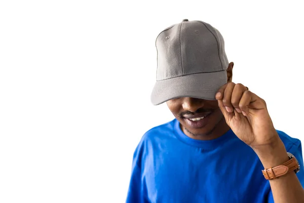Afroamerikansk Man Klädd Blå Shirt Och Grå Mössa Med Kopieringsutrymme — Stockfoto