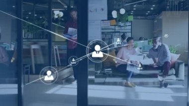 Ofiste raporları tartışan farklı iş arkadaşlarının çizgileriyle bağlantılı simgelerin canlandırılması. Dijital bileşik, çoklu pozlama, iletişim, iş, planlama, takım çalışması ve teknoloji kavramı.