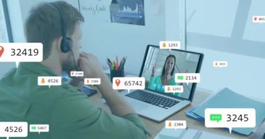 Çeşitli iş adamlarının dizüstü bilgisayarlı video görüşmesi üzerine medya simgelerinin canlandırılması. Küresel iş ve dijital arayüz kavramı dijital olarak oluşturulmuş video.