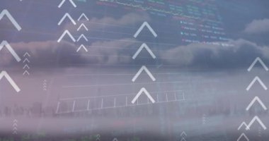 Şehir manzarası ve borsa üzerindeki veri işleme ve okların animasyonu. Küresel iş ve dijital arayüz kavramı dijital olarak oluşturulmuş video.