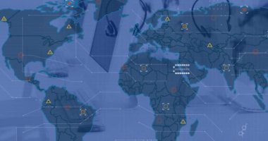 Ofisteki bilgisayara karşı harita üzerinde devre kartı kalıplarının ve geometrik şekillerin animasyonu. Dijital bileşik, çoklu pozlama, küresel, güç arzı, soyut ve teknoloji kavramı.