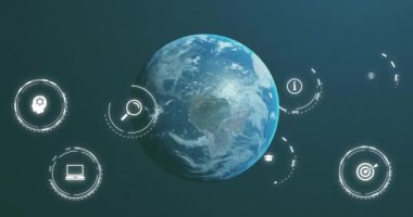 Soyut arkaplan karşısında dönen dünya üzerinde birden fazla simgenin canlandırılması. Dijital olarak üretilmiş, hologram, illüstrasyon, küreselleşme, rapor, iş, amaç, eğitim ve teknoloji kavramı.