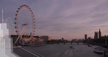 Londra şehrinde finansal veri işleme animasyonu. Küresel iş, finans, hesaplama ve veri işleme kavramı dijital olarak oluşturulmuş video.