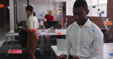 Ofiste cep telefonu kullanan Afro-Amerikan bir adam için uyarı etiketleri. Dijital bileşik, çoklu pozlama, sosyal medya, düğmeye basma, soyut ve teknoloji kavramı.