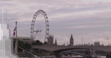 Londra şehrinde finansal veri işleme animasyonu. Küresel iş, finans, hesaplama ve veri işleme kavramı dijital olarak oluşturulmuş video.