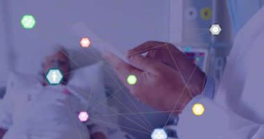 Tablet kullanan beyaz erkek doktor üzerindeki ikonlarla bağlantı ağının animasyonu. Küresel tıp ve dijital arayüz kavramı dijital olarak oluşturulmuş video.